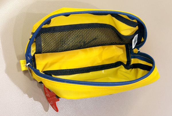 ポーチ内側のメッシュポケット